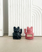 Lade das Bild in den Galerie-Viewer, Myneko by Donkey Winkekatze "Solar", Berry Red