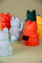 Lade das Bild in den Galerie-Viewer, Myneko by Donkey Winkekatze "Solar", Neon Orange