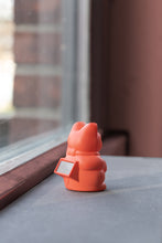 Lade das Bild in den Galerie-Viewer, Myneko by Donkey Winkekatze "Solar", Neon Orange