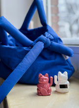 Lade das Bild in den Galerie-Viewer, Myneko by Donkey Winkekatze "Solar", Berry Red