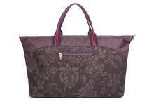 Lade das Bild in den Galerie-Viewer, Rückseite der Reisetasche "Cooper" von Happiness mit geräumigen Reißverschlussfach.