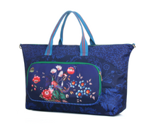 Lade das Bild in den Galerie-Viewer, Happiness Weekender "Rocky" mit verspieltem bunten Blumenmuster auf blauem Grund im Oilily-Stil. Die Reisetasche hat 1 aufgesetzte Fronttaschen und diverse praktische Fächer.