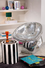 Lade das Bild in den Galerie-Viewer, Beistelltisch schwarz-weiß gestreift, 45 cm