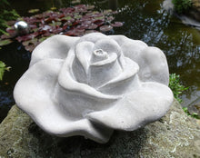 Lade das Bild in den Galerie-Viewer, Rose aus Beton als Gartendeko am Teich.