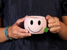 Lade das Bild in den Galerie-Viewer, Bitten Design Becher "Mood Mug", rosa