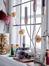 Lade das Bild in den Galerie-Viewer, Weihnachtslich dekoriertes Fensterbrett mit den Kerzenhaltern "Betiel" von Bloomingville
