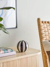 Lade das Bild in den Galerie-Viewer, Bloomingville Vase "Eja" auf einem Sideboard dekoriert.