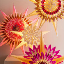 Lade das Bild in den Galerie-Viewer, Bungalow Papierstern "Aurora", 70 cm