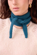 Lade das Bild in den Galerie-Viewer, Calie Paris Strickschal "Sophie Scarf", petrolblau