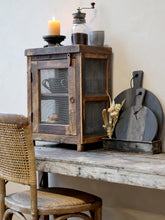 Lade das Bild in den Galerie-Viewer, Chic Antique Fliegenschrank