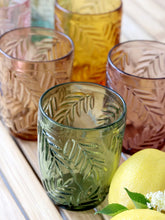 Lade das Bild in den Galerie-Viewer, Bunte Wassergläser von Chic Antique aus der "Saint Émilion"-Serie mit Blattmuster.