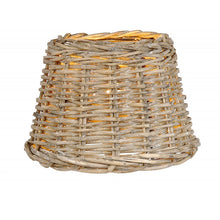 Lade das Bild in den Galerie-Viewer, Runder Lampenschirm von Clayre & Eef aus naturfarbenen Rattangeflecht.