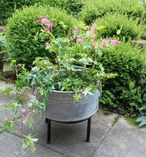 Lade das Bild in den Galerie-Viewer, Pflanzgefäß aus Zink mit Ständer, 40 cm
