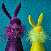 Lade das Bild in den Galerie-Viewer, Kantenhocker Hase mit Federboa 25 cm, lila