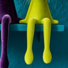 Lade das Bild in den Galerie-Viewer, Kantenhocker Hase mit Federboa 35 cm, grün