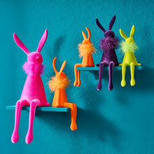 Lade das Bild in den Galerie-Viewer, Kantenhocker Hase mit Federboa 25 cm, lila