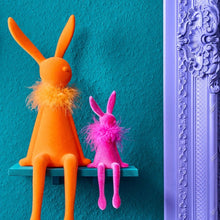 Lade das Bild in den Galerie-Viewer, Kantenhocker Hase mit Federboa 56 cm, orange