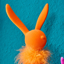 Lade das Bild in den Galerie-Viewer, Kantenhocker Hase mit Federboa 56 cm, orange
