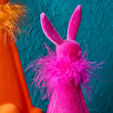 Lade das Bild in den Galerie-Viewer, Kantenhocker Hase mit Federboa 56 cm, pink