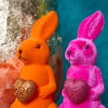 Lade das Bild in den Galerie-Viewer, Hase mit Glitzer-Herz, pink