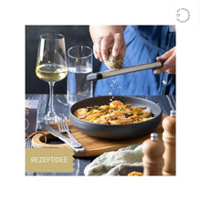 Lade das Bild in den Galerie-Viewer, Essteller mit Bratkartoffeln, über die die Trüffel Käseperle gerieben wird.