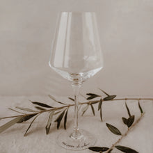 Lade das Bild in den Galerie-Viewer, Eulenschnitt Weinglas "Das Leben ist schön", 490 ml