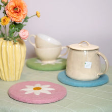 Lade das Bild in den Galerie-Viewer, Untersetzer "Flower" rosa, 20 cm