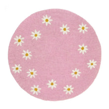 Lade das Bild in den Galerie-Viewer, Rundes Tischset aus gefilzter Wolle mit einem Muster aus weißen Margeriten-Blüten.