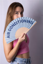 Lade das Bild in den Galerie-Viewer, Fisura Fächer "Air Conditioning", hellblau