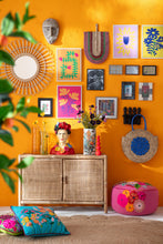 Lade das Bild in den Galerie-Viewer, Bunte Büste im Stil von Frida Kahlo auf einem Sideboard in einem bunt dekorierten Zimmer.