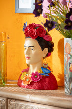 Lade das Bild in den Galerie-Viewer, Bunte Deko-Figur im Stil von Frida Kahlo auf einem Sideboard vor einer gelben Wand dekoriert.
