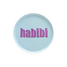 Lade das Bild in den Galerie-Viewer, Hellblaues Metalltablett "Love Tray" von GIft Company mit habibi-Schriftzug in Flieder