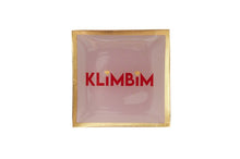 Lade das Bild in den Galerie-Viewer, Gift Company Love Plates Deko-Teller aus Glas mit rotem "Klimbim"-Schriftzug auf rosa Untergrund.