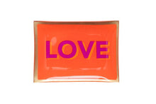 Lade das Bild in den Galerie-Viewer, Gift Company Love Plates Deko-Teller aus Glas mit Love-Schriftzug auf orangem Untergrund.