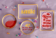 Lade das Bild in den Galerie-Viewer, Gift Company Love Plates "Kisses If You Do The Dishes", 14 x 10 cm