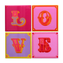 Lade das Bild in den Galerie-Viewer, Gift Company Love Tiles 4er-Set Untersetzer "LOVE"