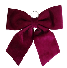 Lade das Bild in den Galerie-Viewer, Große Schleife aus rotem Samt mit einer Metallöse zum Aufhängen.
