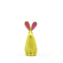 Lade das Bild in den Galerie-Viewer, Deko-Figur Hase gelb/pink, 17.5 cm