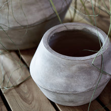 Lade das Bild in den Galerie-Viewer, House Doctor Übertopf "Mysa", 16 cm
