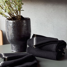 Lade das Bild in den Galerie-Viewer, House Doctor 2er-Set Geschirrtücher "Chef", schwarz