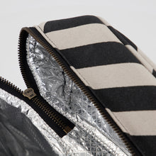 Lade das Bild in den Galerie-Viewer, Detailaufnahme des Innenfutters der House Doctor Kühltasche "Satt".