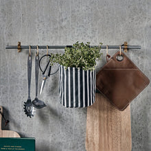 Lade das Bild in den Galerie-Viewer, Schwarz-weiß gestreifter Stoffkorb von House Doctor, der an einer Stange für Küchenutensilien. In dem Korb ist eine Oregano-Pflanze.