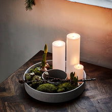 Lade das Bild in den Galerie-Viewer, The Ring von House Doctor, eine ringförmige, graue Schale. Dekoriert mit 3 Blockkerzen, Moos und Zweigen.