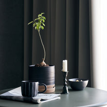 Lade das Bild in den Galerie-Viewer, House Doctor Übertopf "Astu", 15 cm