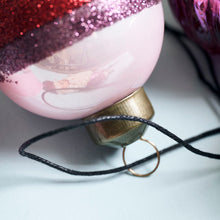 Lade das Bild in den Galerie-Viewer, House Doctor Kugel "Stripe" rosa/rot, 5 cm