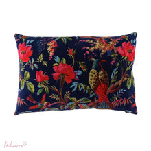 Lade das Bild in den Galerie-Viewer, Imbarro Kissen "Paradise" aus dunkelblauem Samtstoff mit Vogel- und Blumenmuster.