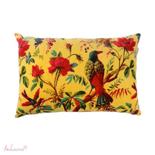 Lade das Bild in den Galerie-Viewer, Imbarro Samtkissen in gelb mit Vogel- und Blumenmuster.