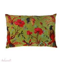 Lade das Bild in den Galerie-Viewer, Samtkissen "Paradise" von Imbarro mit buntem Vogel- und Blumenmuster auf grünem Untergrund.
