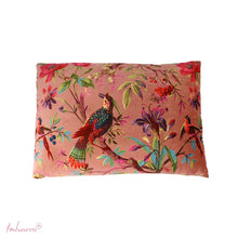 Lade das Bild in den Galerie-Viewer, Imbarro Kissen "Paradise" aus rosa Samtstoff mit buntem Blumen- und Vogelmotiv.