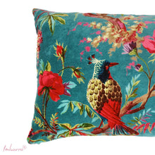Lade das Bild in den Galerie-Viewer, Detail des Musters von Imbarro Kissen "Paradise" in Petrolblau.